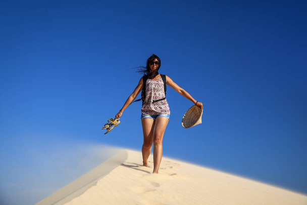 beautiful girl in the desert runs barefoot on the top of the hil - Fotografie, Obrázek