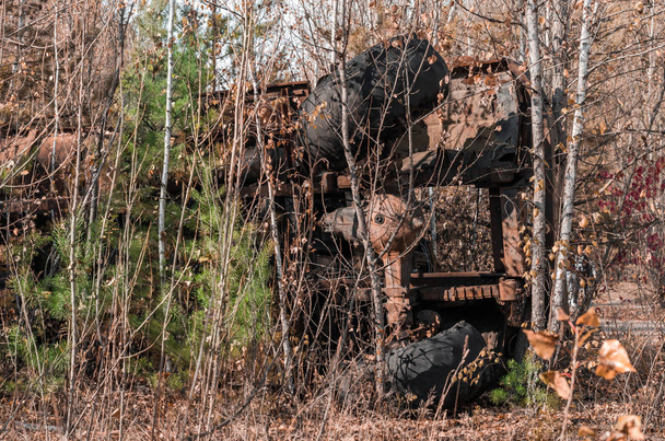 abandoned broken equipment in the Chernobyl forest - Foto, afbeelding