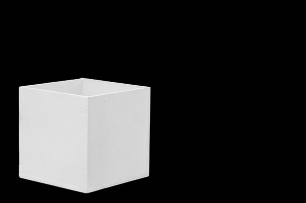 Siyah arka planda beyaz ahşap kutu - Fotoğraf, Görsel