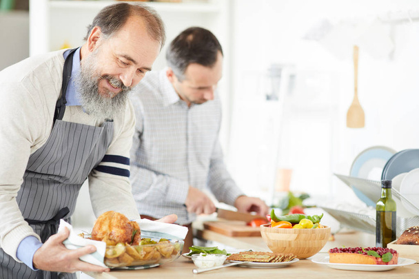 Mosolygó férfiak főzés együtt háztartási konyha - Fotó, kép
