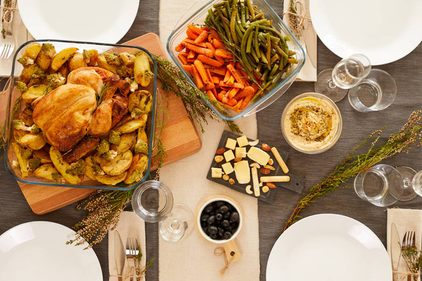 Wysoki kąt widzenia pieczonego indyka i warzyw na stole serwowane Święto Dziękczynienia wakacje - Zdjęcie, obraz