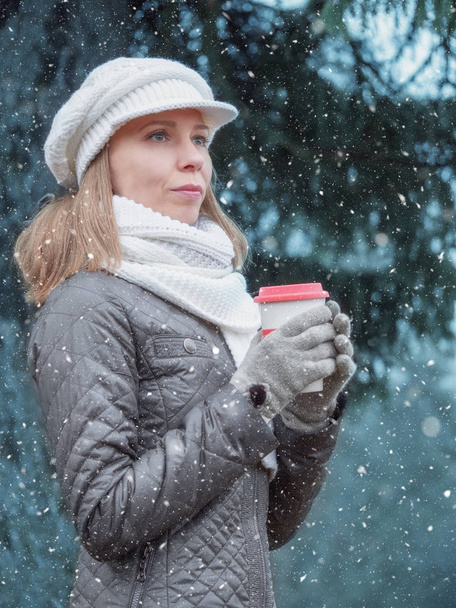 Beautiful woman with reusable coffee cup in winter - Zdjęcie, obraz