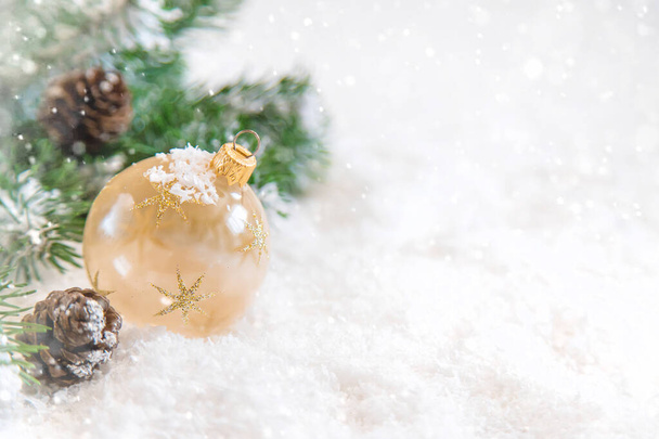 Noel ağacı arkaplan tebrik kartı ve güzel bir dekor. Seçici odak. - Fotoğraf, Görsel