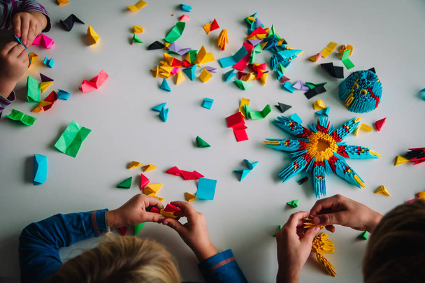 děti vyrábějící origami s papírem, učení - Fotografie, Obrázek