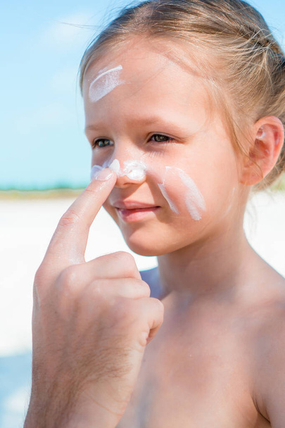 Použití sluneční krém na nos dcera otec. - Fotografie, Obrázek