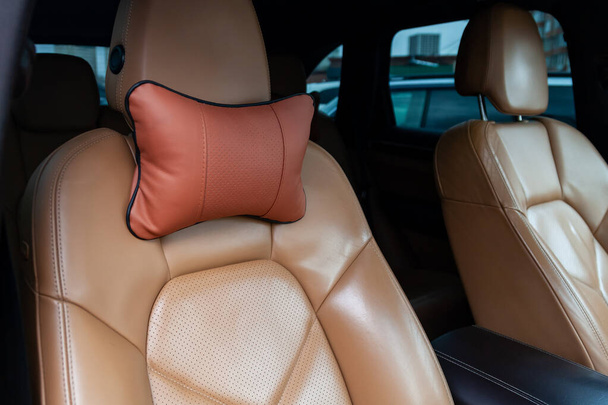 Τα καθίσματα στο αυτοκίνητο είναι κατασκευασμένα από καφέ δέρμα με μαξιλάρια για  - Φωτογραφία, εικόνα