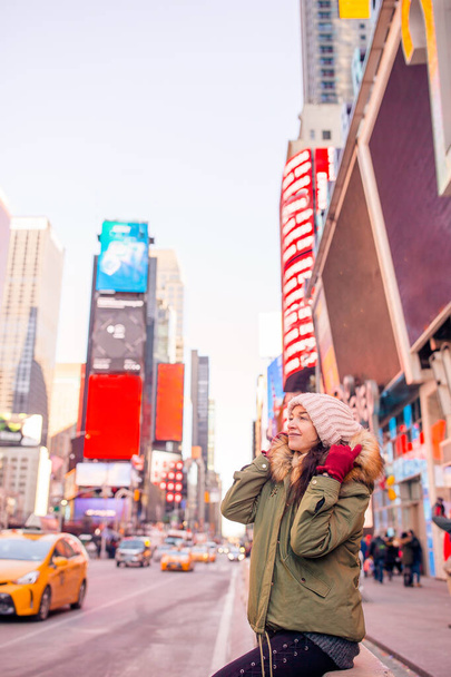 ニューヨーク・タイムズ・スクエアの観光客としてのニューヨークの女性や、ニューヨーク、アメリカのマンハッタンを訪れる若い幸せな女性. - 写真・画像
