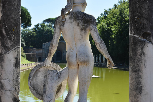 Roma villasında klasik bir güzellik örneği. Canopus 'un detayları. Tivoli 'deki Villa Adriana, Roma yakınlarında. İtalya. Unesco sitesi. - Fotoğraf, Görsel