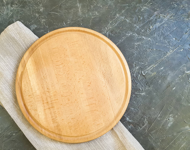 tablero de madera redonda, toalla sobre fondo de hormigón
 - Foto, Imagen