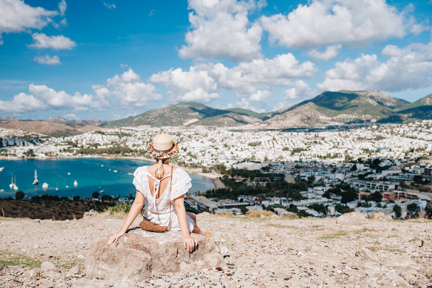 Woman sitting and enjoyng amazing view of Bodrum bay from the high. - Foto, afbeelding