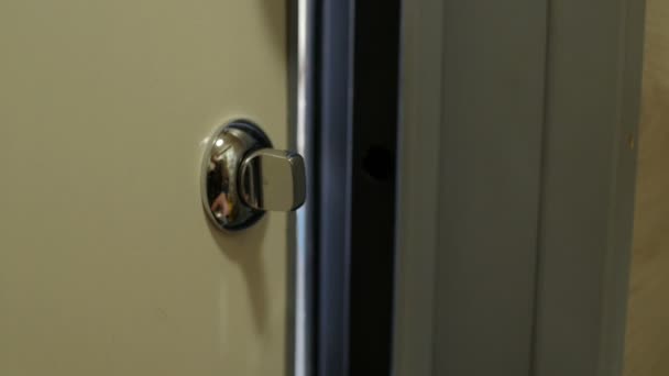osoba zamyka drzwi na zatrzask, koncepcja bezpieczeństwa w domu - Materiał filmowy, wideo