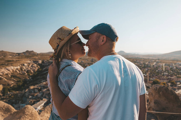 Pareja en el amor enjoyng increíble vista desde el castillo de Uchisar en Capadocia
. - Foto, imagen