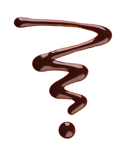 Chocolade siroop motregen geïsoleerd op witte achtergrond. Stukjes zoete chocoladesaus. Bovenaanzicht. - Foto, afbeelding