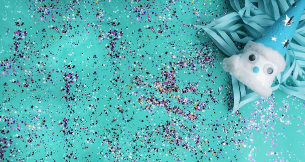 Vánoce krásné domácí sněhulák na slavnostní zelené máta trendy barevné pozadí s konfety - Fotografie, Obrázek