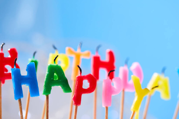 Bougies d'anniversaire colorées sur fond bleu
 - Photo, image