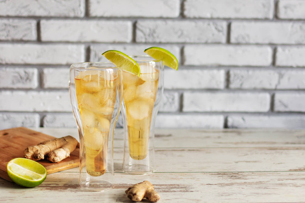 Φρέσκο Ginger Ale με ασβέστη και πάγο ή Kombucha σε μπουκάλι - Σπιτικό λεμόνι και τζίντζερ βιολογικό προβιοτικό ποτό. - Φωτογραφία, εικόνα