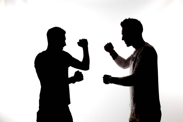 молодые люди, занимающиеся боксом
 - Фото, изображение