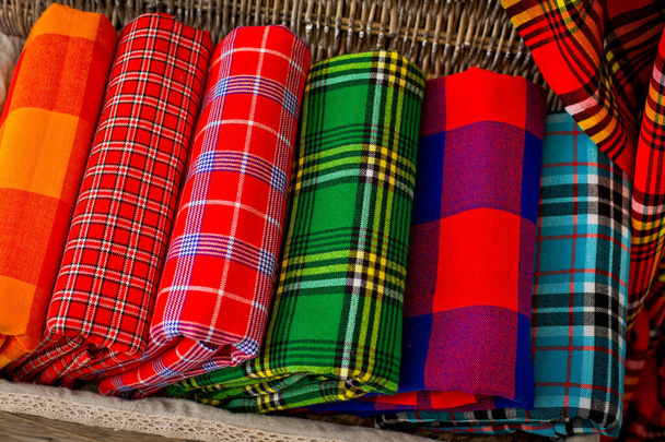 Πολύχρωμες πλάκες της φυλής Μασάι. Αφρικανικές κουβέρτες από Κένυα και Τανζανία. - Φωτογραφία, εικόνα