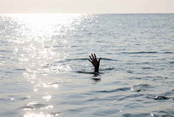 ember keze az óceánon - Fotó, kép