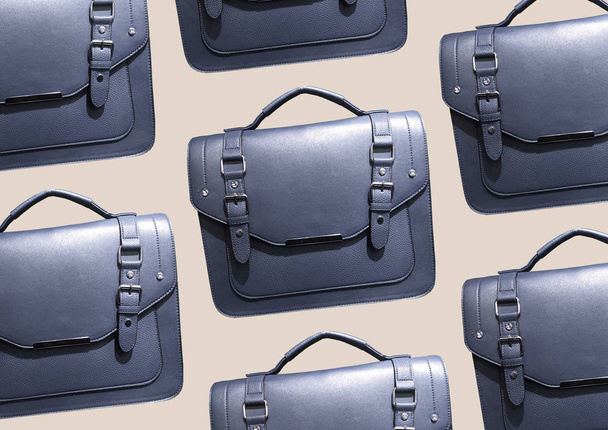 Blue Leather Satchel Bag geïsoleerd op bruine achtergrond. Cambridge Style Satchel Tas. Mode handtas. Samenstelling van kleding. Platte lay, bovenaanzicht, kopieerruimte. Accessoires patroon - Foto, afbeelding