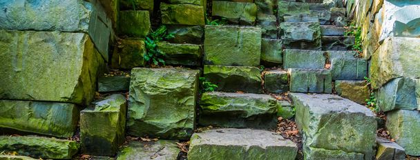 Сходи з вивітрених великих каменів, сучасний фон садової архітектури
 - Фото, зображення