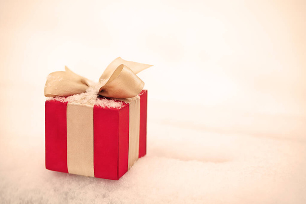 red winter Christmas gift box in snow background outdoors. - Foto, immagini