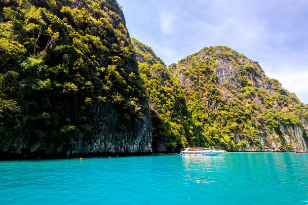 Karst rocks and turquoise sea in the bay of Phi Phi. - Photo, Image