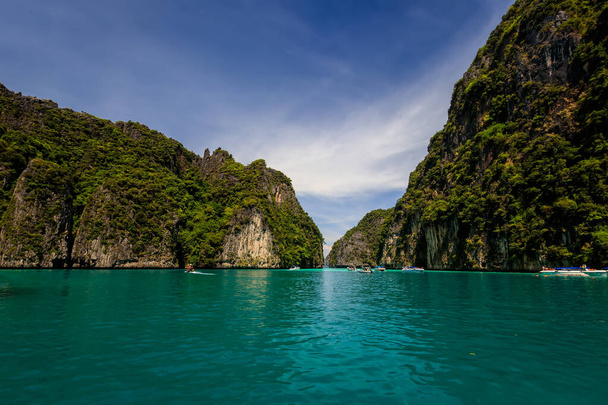 Karst rocks and turquoise sea in the bay of Phi Phi. - Photo, Image