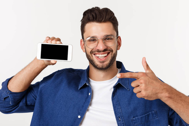 Giovane uomo mostrando il suo nuovo smartphone isolato su bianco
. - Foto, immagini