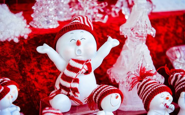 Керамические снеговики Рождественские украшения на Рождественской ярмарке на площади Александерплац
 - Фото, изображение