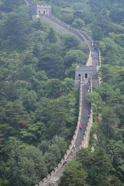 Великий мур рятує величезну нерівність. Прогулюйся крізь велику стіну. Секція Мутіаню, Пекін, Китай. - Фото, зображення