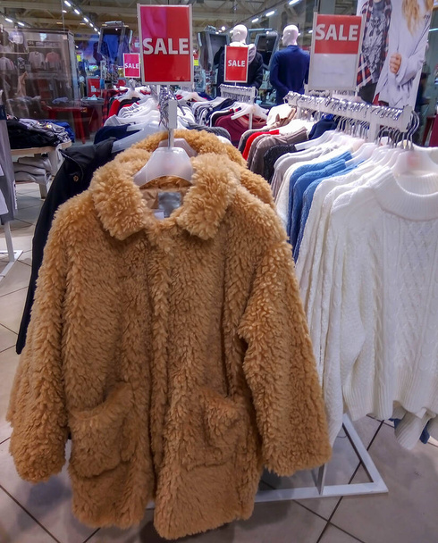 中古毛皮のコートのレールは、スリフトストアやチャリティーショップで販売. - 写真・画像