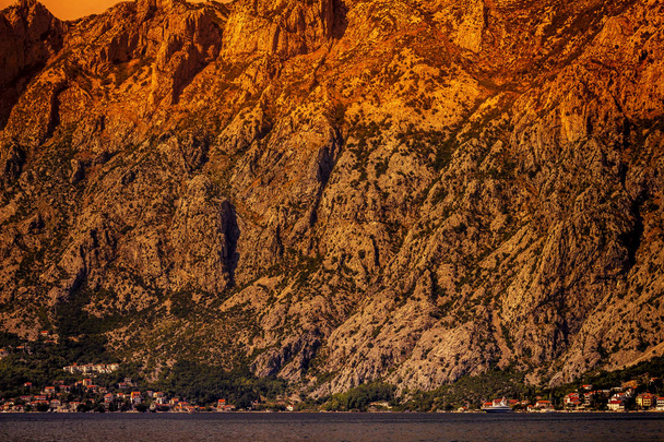 Vista mozzafiato sul tramonto nella baia di Boko Kotor delle Montagne Rocciose Alpi Dinariche e il Mar Adriatico del Montenegro, soft focus
 - Foto, immagini
