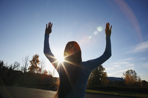 Menina adolescente com as mãos levantadas
 - Foto, Imagem