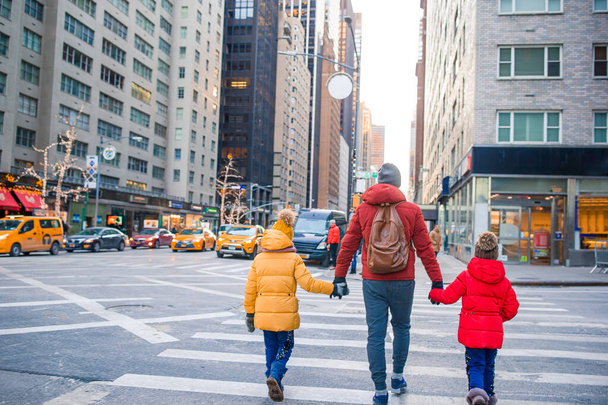 Aile Baba ve New York'ta kendi tatil sırasında Times Meydanı nda küçük çocuklar - Fotoğraf, Görsel