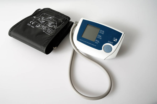 Monitor ciśnienia tętniczego Bluetooth używany do zdalnego monitorowania domu - Zdjęcie, obraz