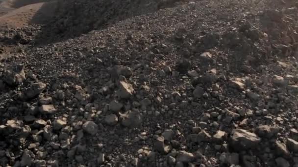 Piękny widok na skały wulkanu. Wulkan na Santorini - Materiał filmowy, wideo