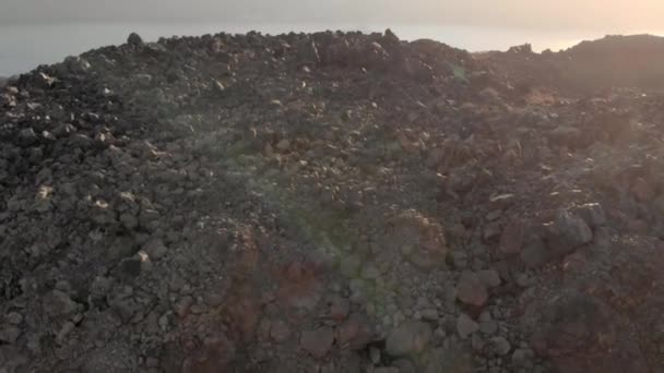 Prachtig uitzicht op de vulkaanrotsen. De vulkaan op Santorini - Video