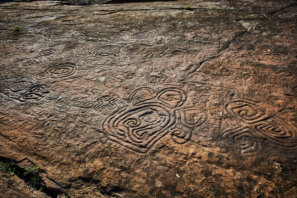 Pinturas rupestres de civilizações antigas. Feito pelos aborígenes da América Central pelos índios Taino. Inclui letras antigas, sinais e símbolos
. - Foto, Imagem