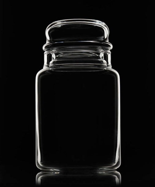 Λευκή σιλουέτα από άδειο γυάλινο βάζο σε μαύρο φόντο - Φωτογραφία, εικόνα