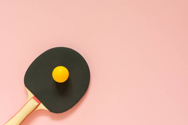 Raqueta de ping pong negra aislada
 - Foto, Imagen