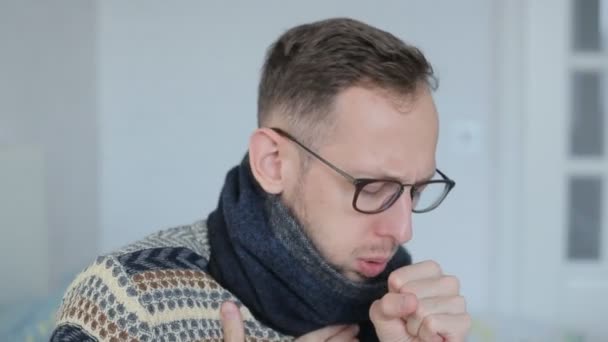Jeune homme avec une écharpe sur le cou tousse à cause du froid et du mal de gorge
 - Séquence, vidéo