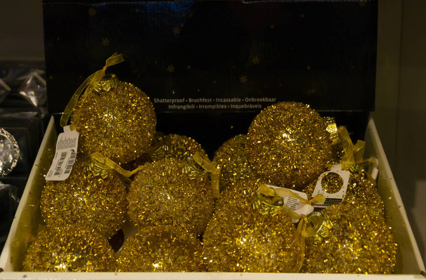 ένα κουτί γεμάτο χρυσό φως Χριστουγεννιάτικη μπάλα καλλιτεχνική θολούρα - Φωτογραφία, εικόνα