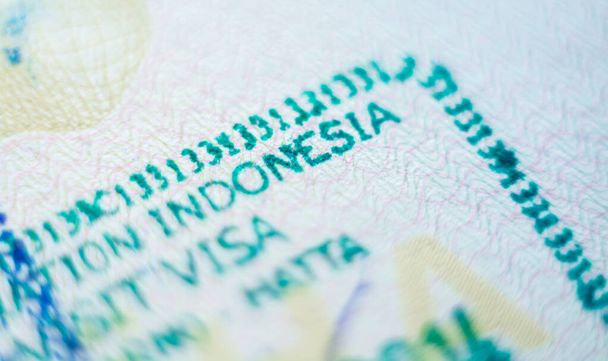 Jacarta, Indonésia - novembro de 2019: fechar o selo de entrada do país indonésio no passaporte
 - Foto, Imagem