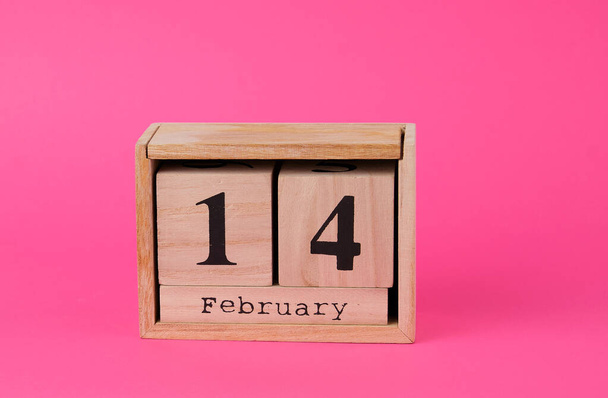 fa naptár a dátum Február 14 rózsaszín háttér - Fotó, kép