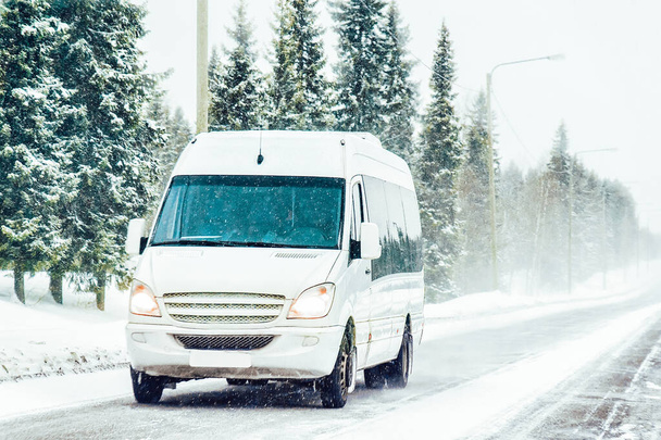 Minivan a auta v silnici v zimě Rovaniemi - Fotografie, Obrázek