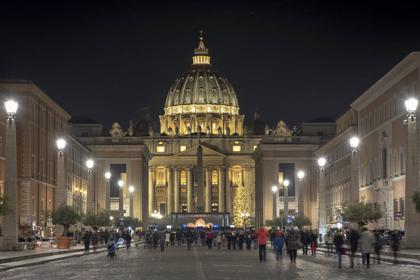 Vatikan 'da Aziz Peter Kilisesi' nin Papalık Bazilikası manzarası - Fotoğraf, Görsel