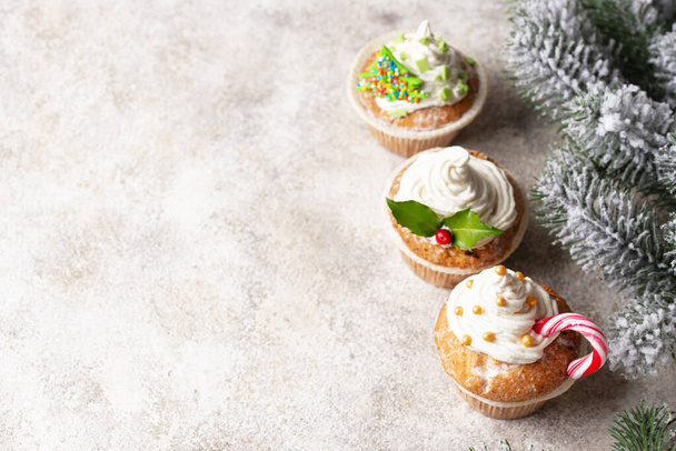 Kerst feestelijke cupcake met verschillende decoraties - Foto, afbeelding