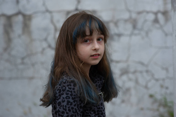 Portret van een negenjarig meisje. Een serie foto 's van een meisje van 8 of 9 jaar oud - Foto, afbeelding
