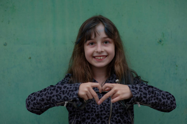 Egy kilenc éves kislány portréja. Fényképek egy 8-9 éves lányról. - Fotó, kép